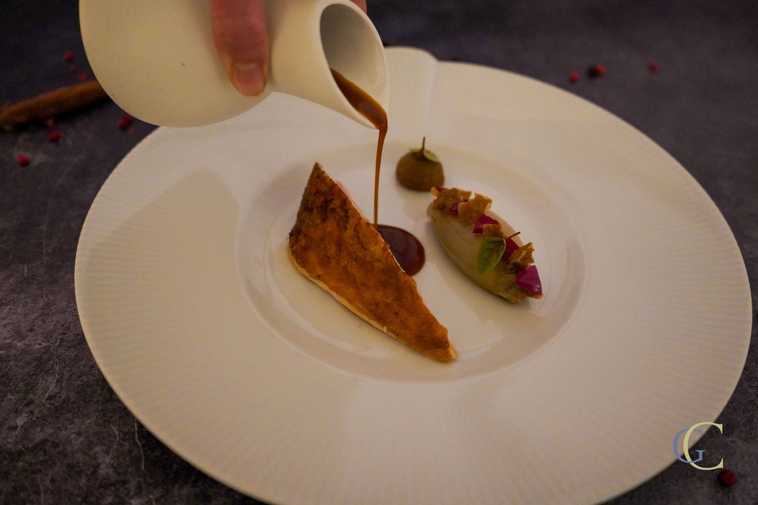 Coffre de pintade fumé, Déclinaison d'oignons, jus corsé au Cognac