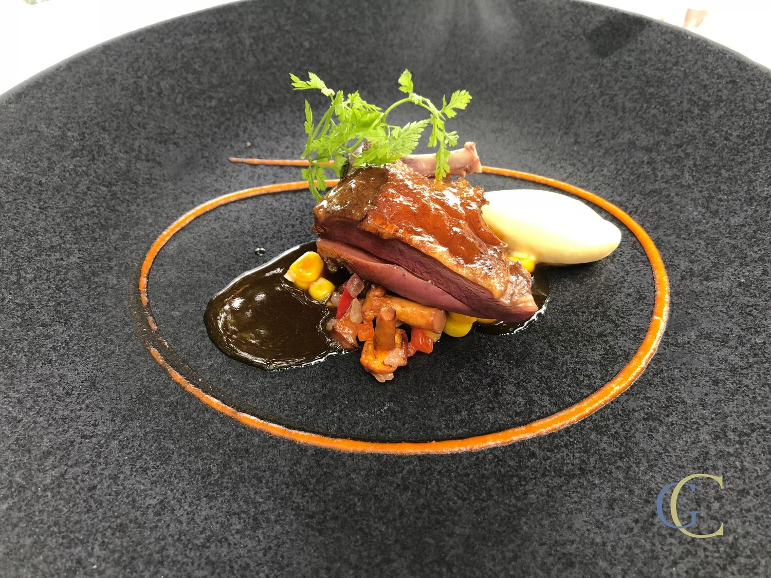 Filets de caille sautés Jus corsé de carcasses & mousseline de châtaigne à la truffe Filets de caille sautés Jus corsé de carcasses & mousseline de châtaigne à la truffe