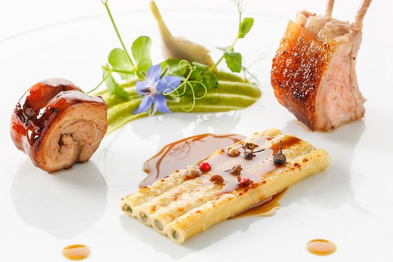 Carré de porcelet fermier en cocotte, Cuissot laqué, gratin de macaronis farcis, Artichauts barigoule, jus réduit aux épices