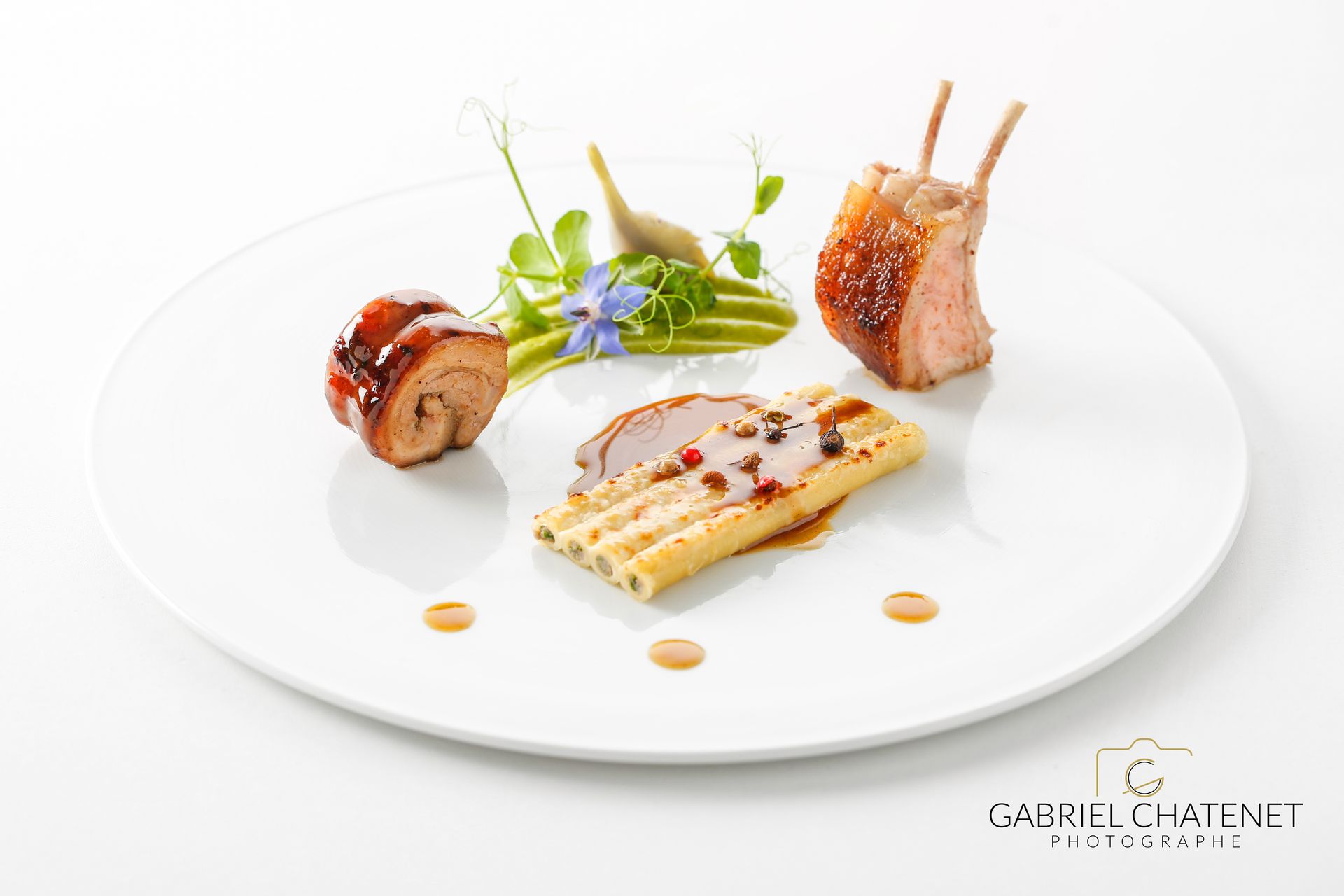 Carré de porcelet fermier en cocotte, Cuissot laqué, gratin de macaronis farcis, Artichauts barigoule, jus réduit aux épices