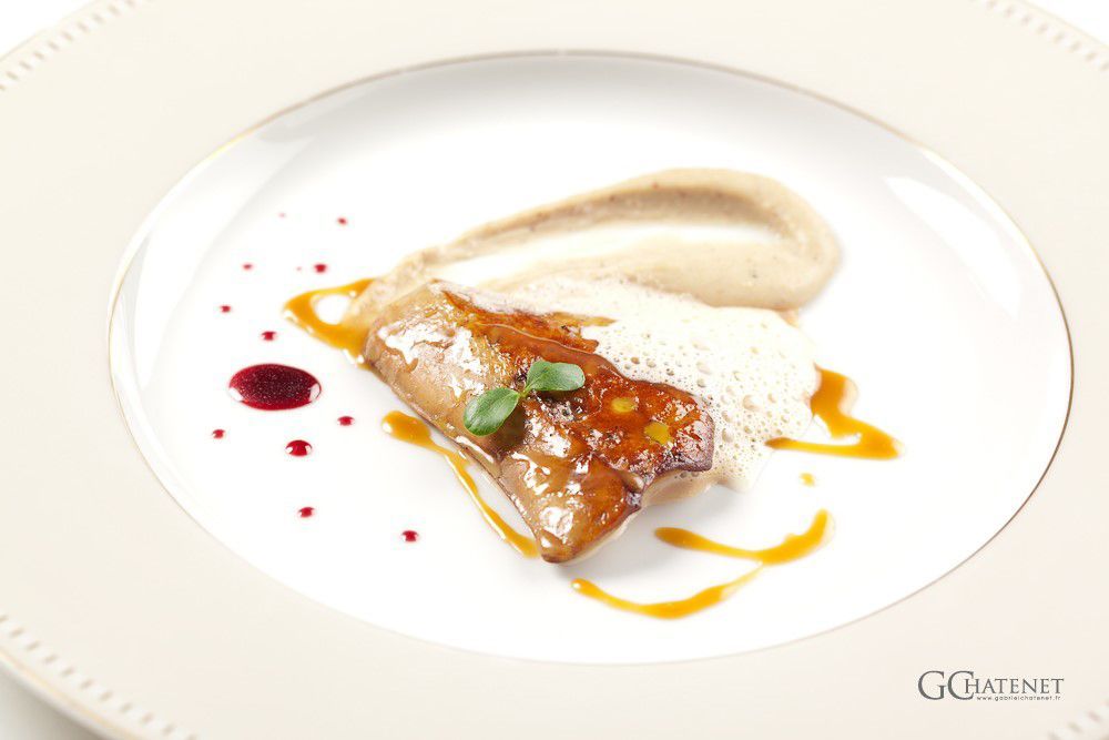 Escalope de foie gras sautée, émulsion d’épices, purée de châtaigne à l’huile de truffe, miroir de cassis Escalope de foie gras sautée, émulsion d’épices, purée de châtaigne à l’huile de truffe, miroir de cassis
