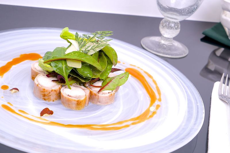 Salade tiède de lapereau, Jus réduit au thym & éclats de noisette