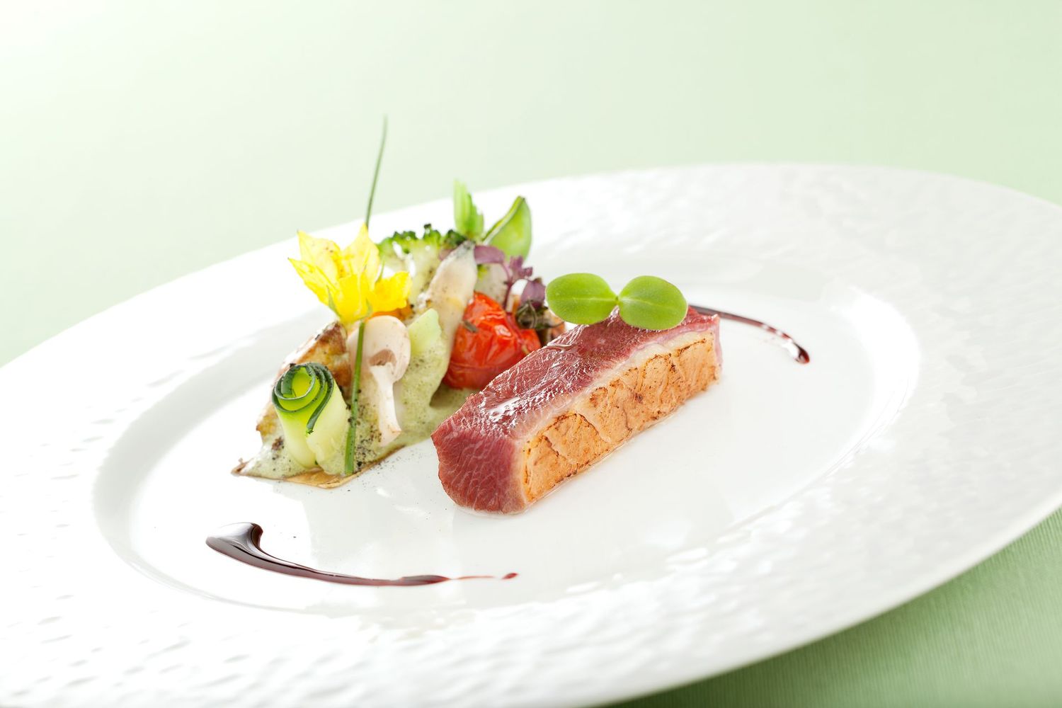 Pot-au-feu de magret de canard, miroir de cassis, tartine de légumes printaniers et écume d’ail des ours Pot-au-feu de magret de canard, miroir de cassis, tartine de légumes printaniers et écume d’ail des ours