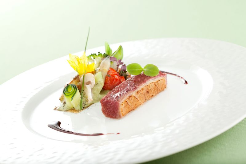 Pot-au-feu de magret de canard, miroir de cassis, tartine de légumes printaniers et écume d’ail des ours