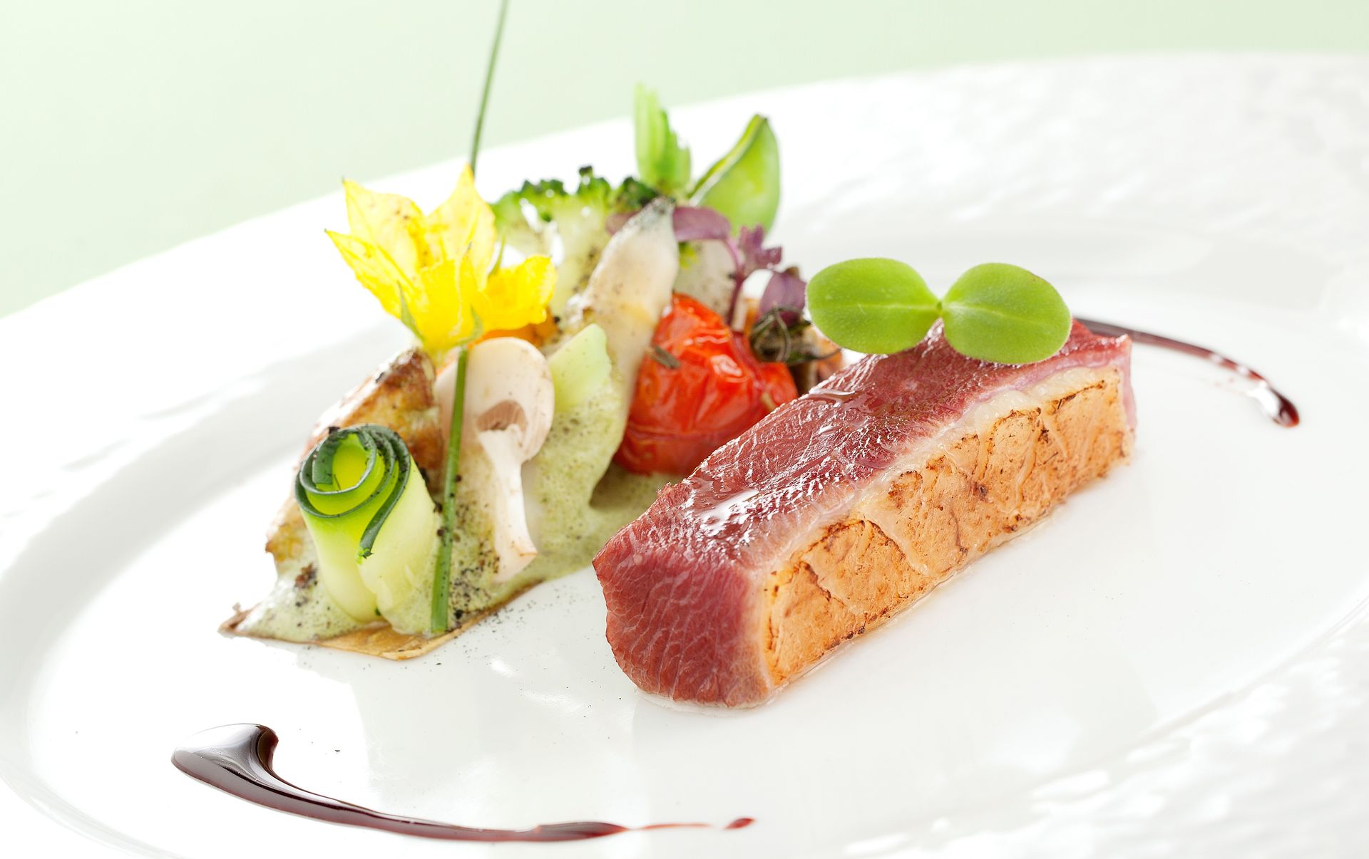 Pot-au-feu de magret de canard, miroir de cassis, tartine de légumes printaniers et écume d’ail des ours