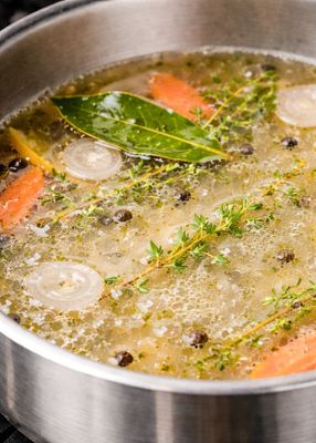 Court-bouillon, bouillon, nage...