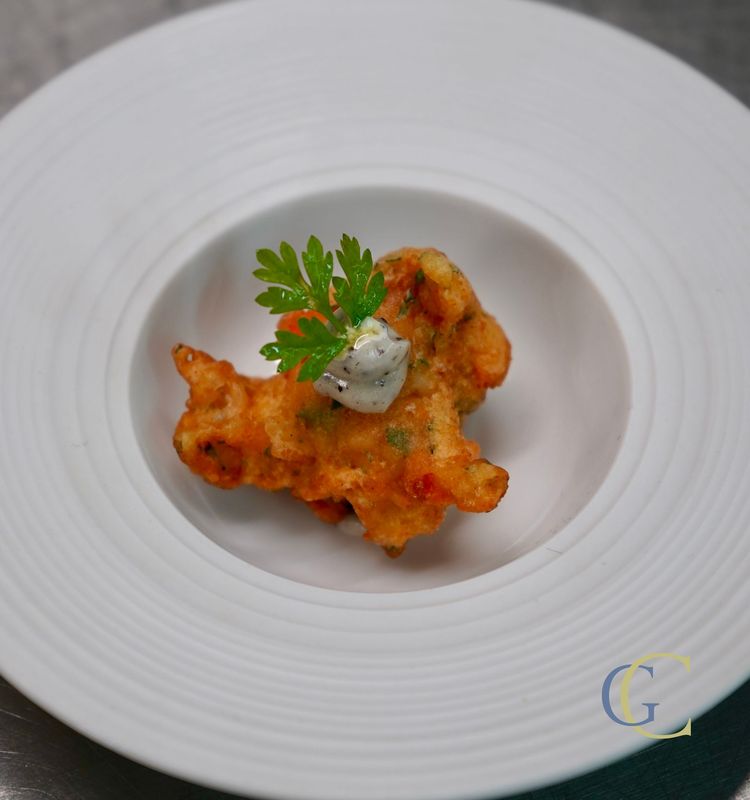 Accras de corail de saint Jacques en tempura, condiment truffe