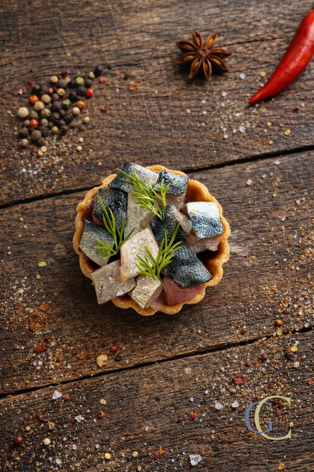 Tartelette d’oignon rouge confit au cidre & tartare de maquereau mariné