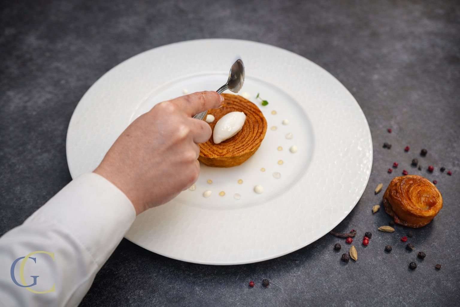 La pomme, confite lentement, verjus et feuilleté caramélisé