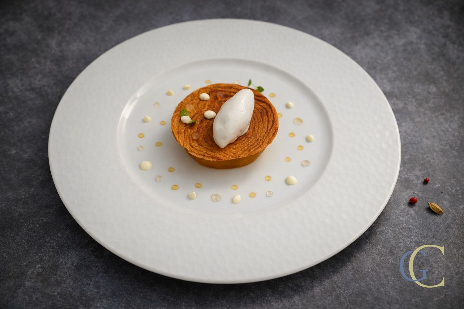 La pomme, confite lentement, verjus et feuilleté caramélisé