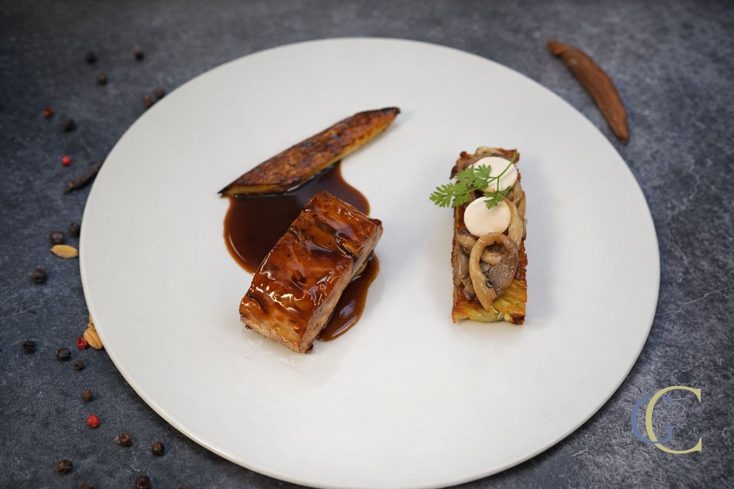 Dos de silure laqué au vin rouge, croustillant de pomme de terre et poireaux