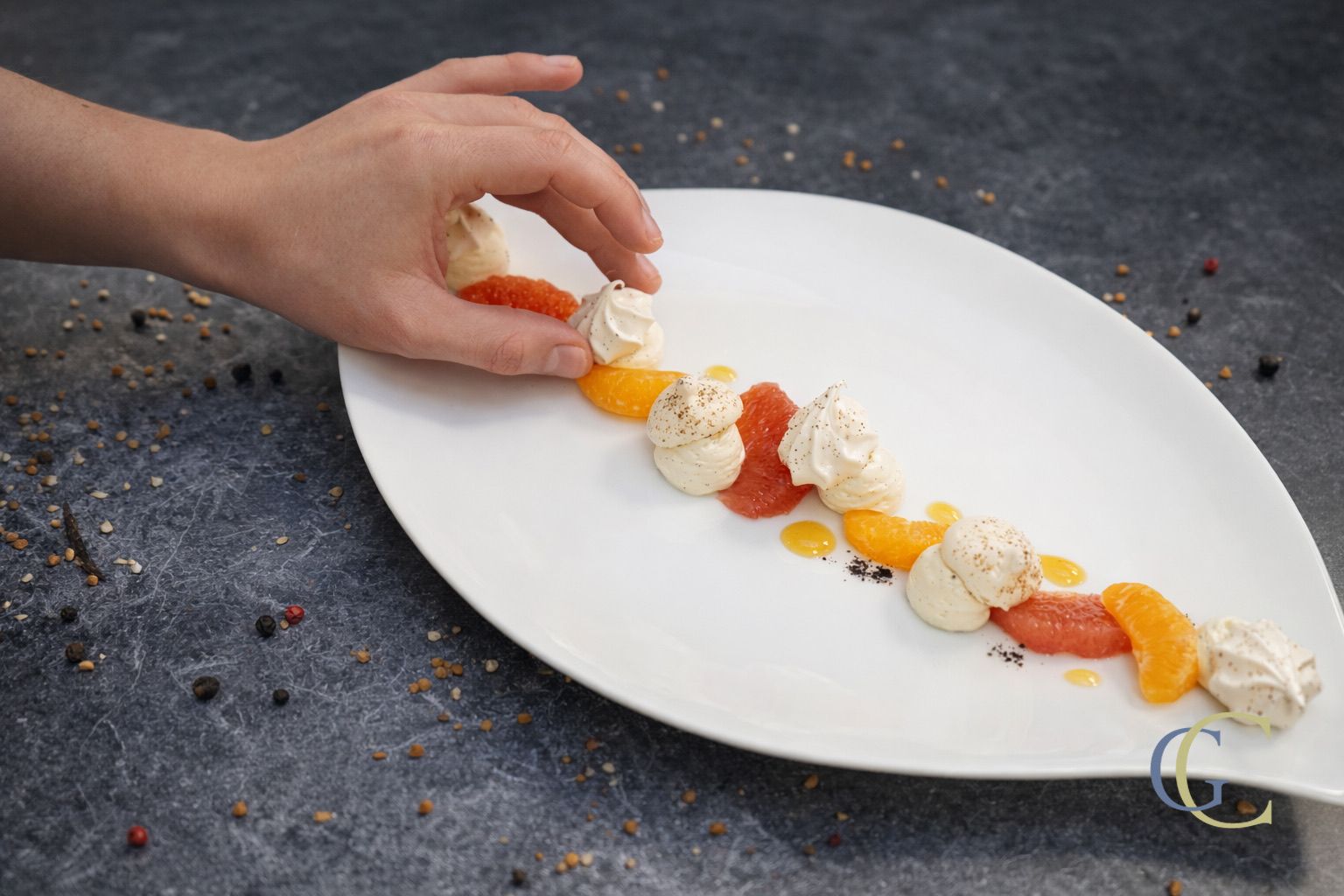 Pavlova clémentines et pomelos, ganache montée vanille de Tahiti, caramel d’agrumes à la fleur de sel