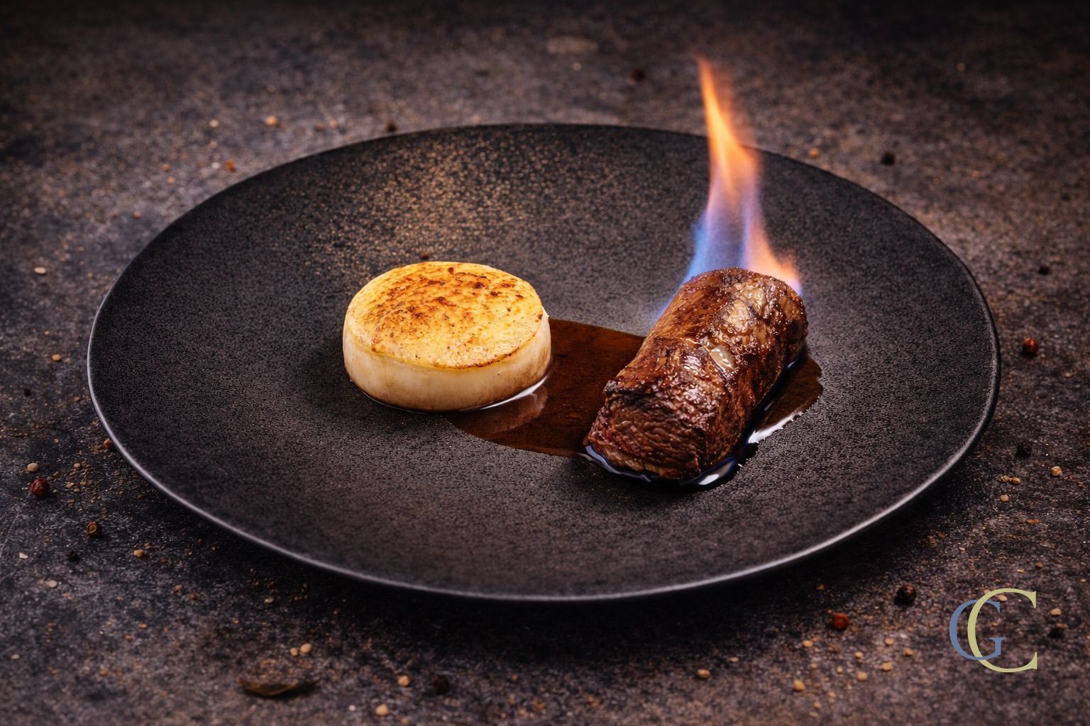 Filet de chevreuil flambé au thym ‘minute’, champignon farci, viennoise de noisette et parmesan, sauce Grand Veneur