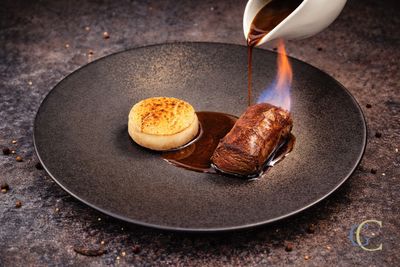Filet de chevreuil flambé au thym ‘minute’, champignon farci, viennoise de noisette et parmesan, sauce Grand Veneur