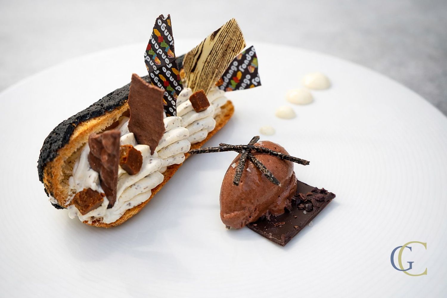 Le Fondango, émulsion chocolat blanc à la truffe noire, sorbet chocolat, praliné de cèpes