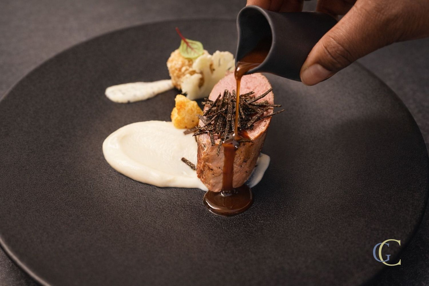 Quasi de veau cuit gentiment, râpée minute de truffes, variation autour du chou-fleur, jus de braisage