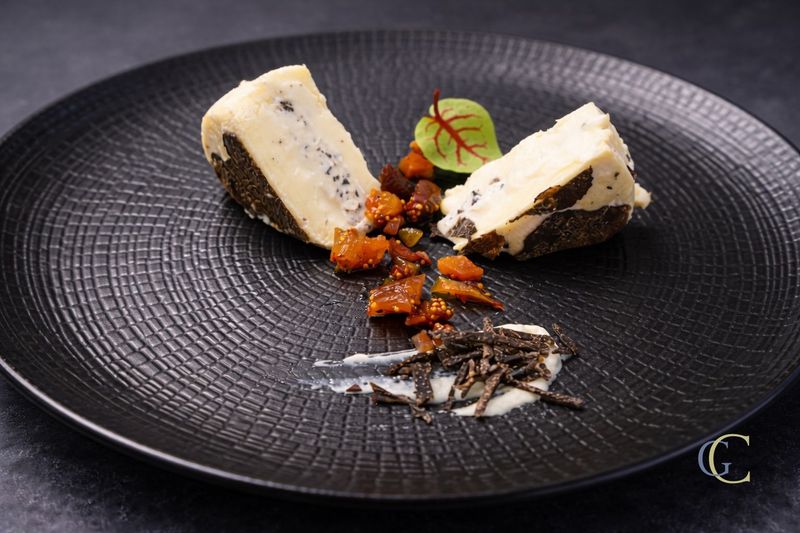 Galet de Loire au coeur de truffe, vierge de fruits secs, croûtons de brioche grillée