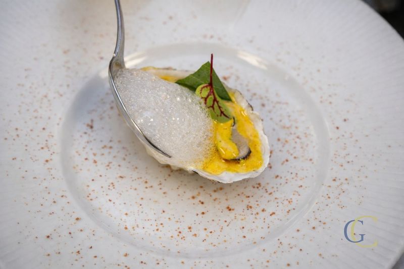 Huître pochée, gel de mouclade et écume marine