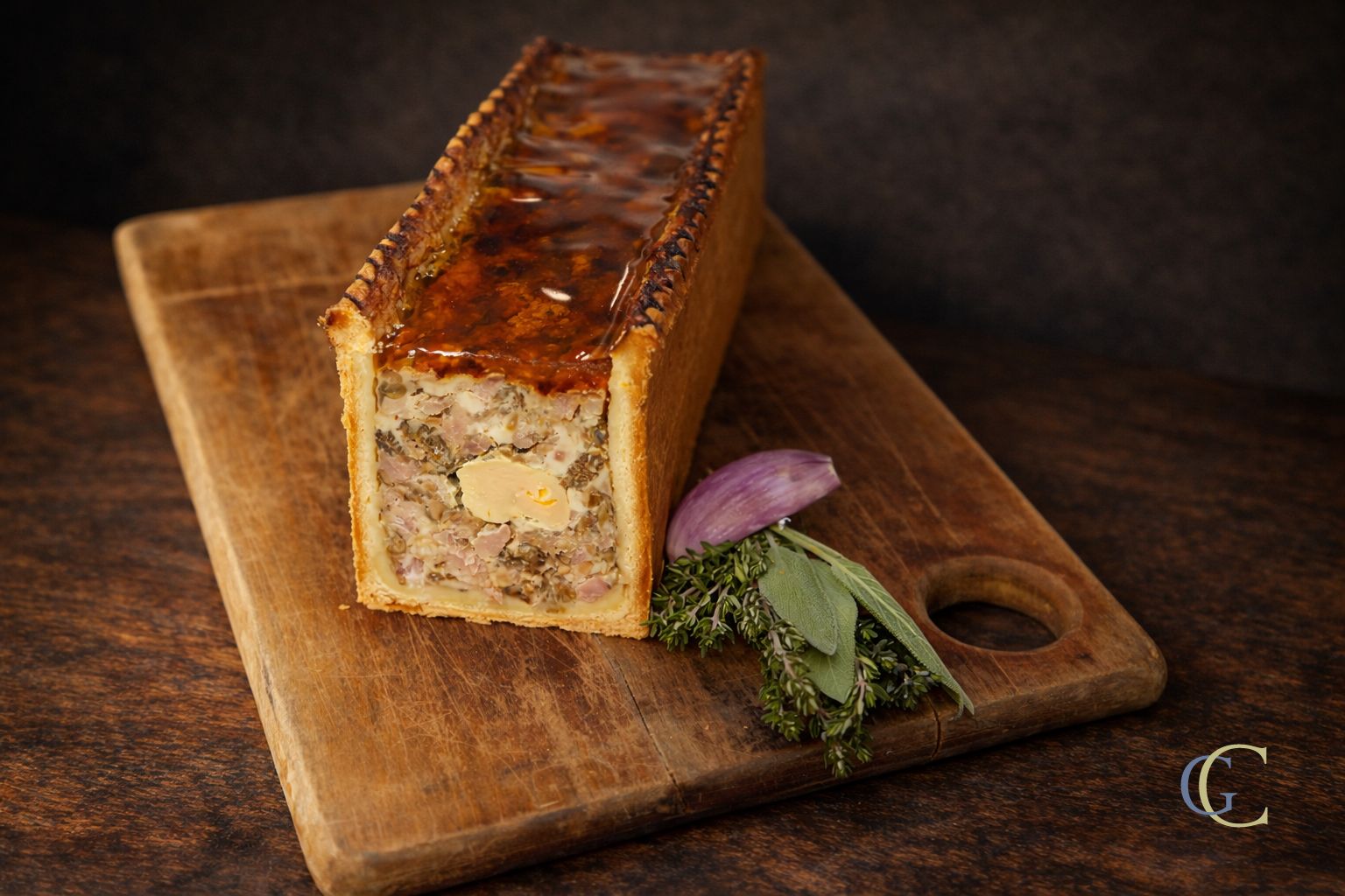 Pâté en croûte forestier, farce de porc et champignons des bois, coeur de foie gras, mesclun et vinaigrette Hanoï