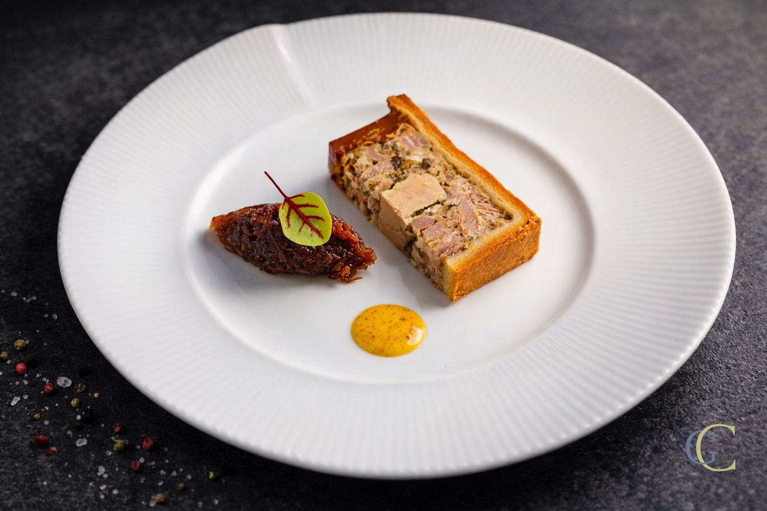 Pâté en croûte forestier, farce de porc et champignons des bois, coeur de foie gras, mesclun et vinaigrette Hanoï