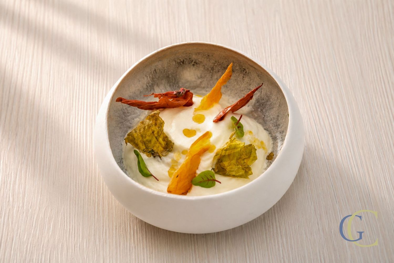 Tartare de tomates, caramel et gel de tomate, siphon de Sainte-Maure de Touraine au miel
