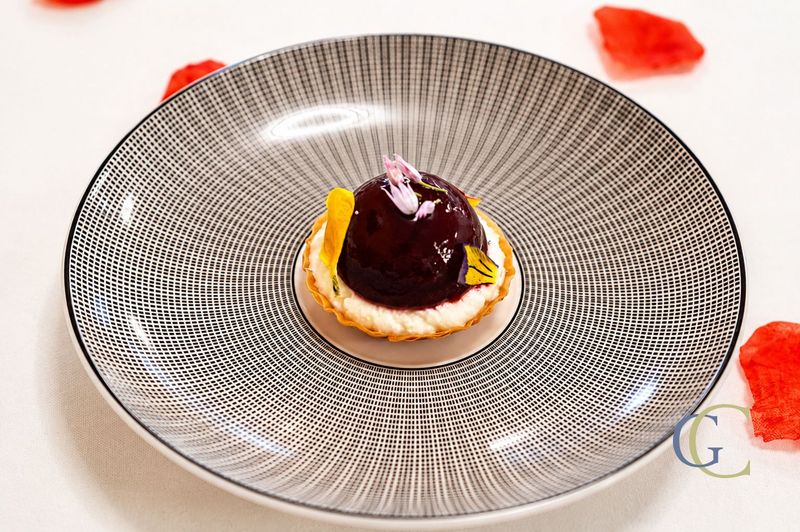 Betterave en textures, mousse de chèvre frais et hibiscus