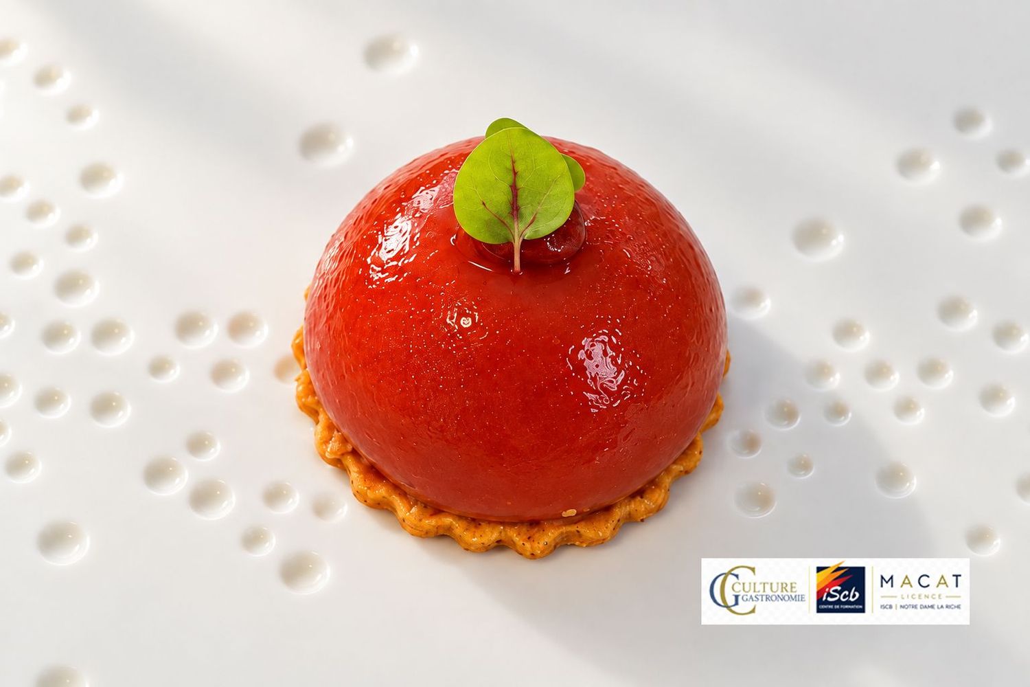 Bonbon de tomate au Sainte-Maure de Touraine et basilic, sablé au parmesan