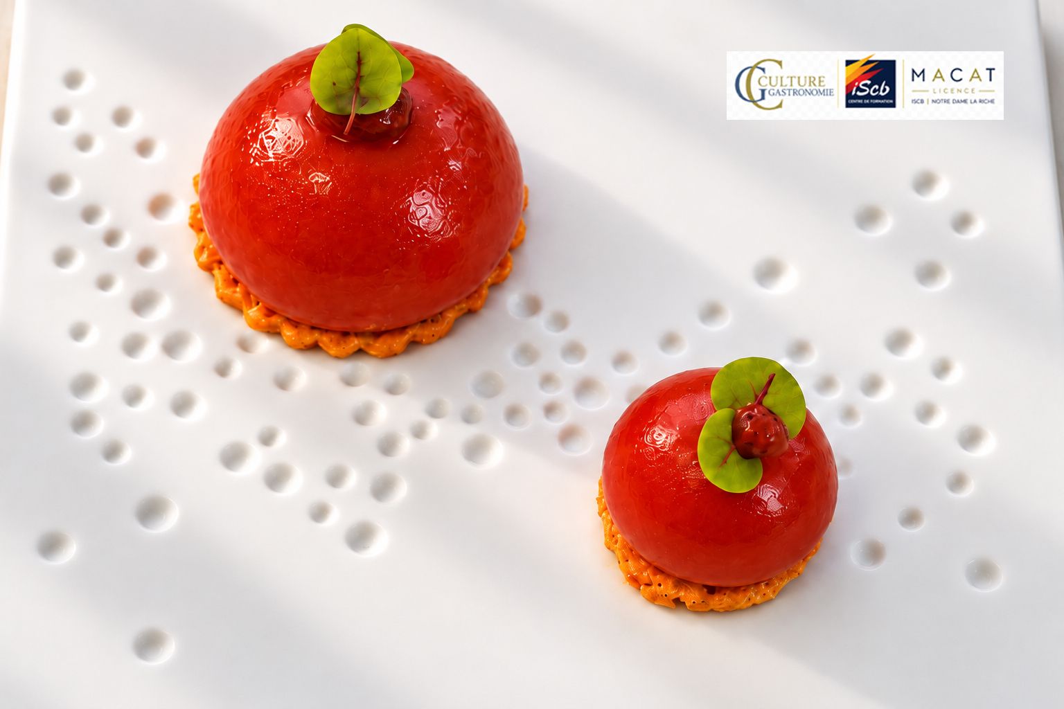 Bonbon de tomate au Sainte-Maure de Touraine et basilic, sablé au parmesan