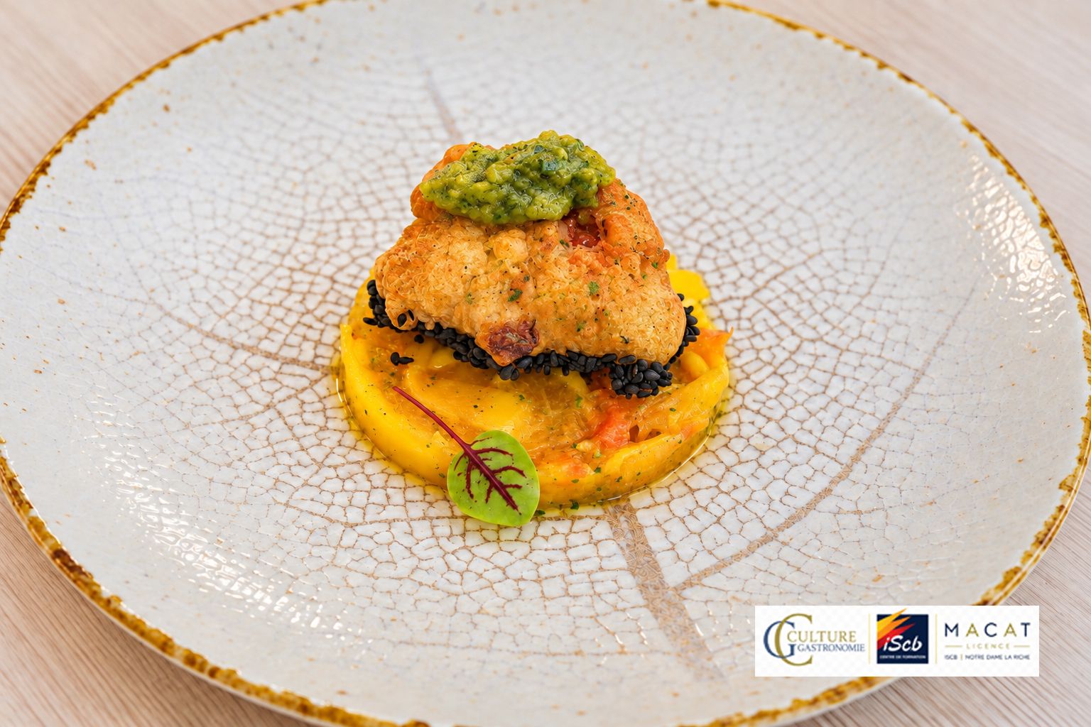 Accras de tomates cerises confites, rougail tomate et mangue verte, salsa verde