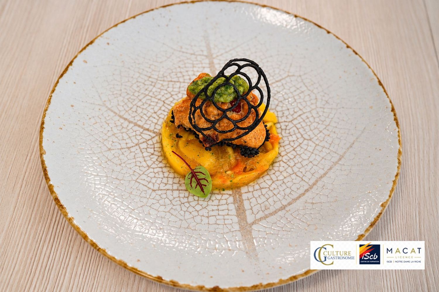 Accras de tomates cerises confites, rougail tomate et mangue verte, salsa verde