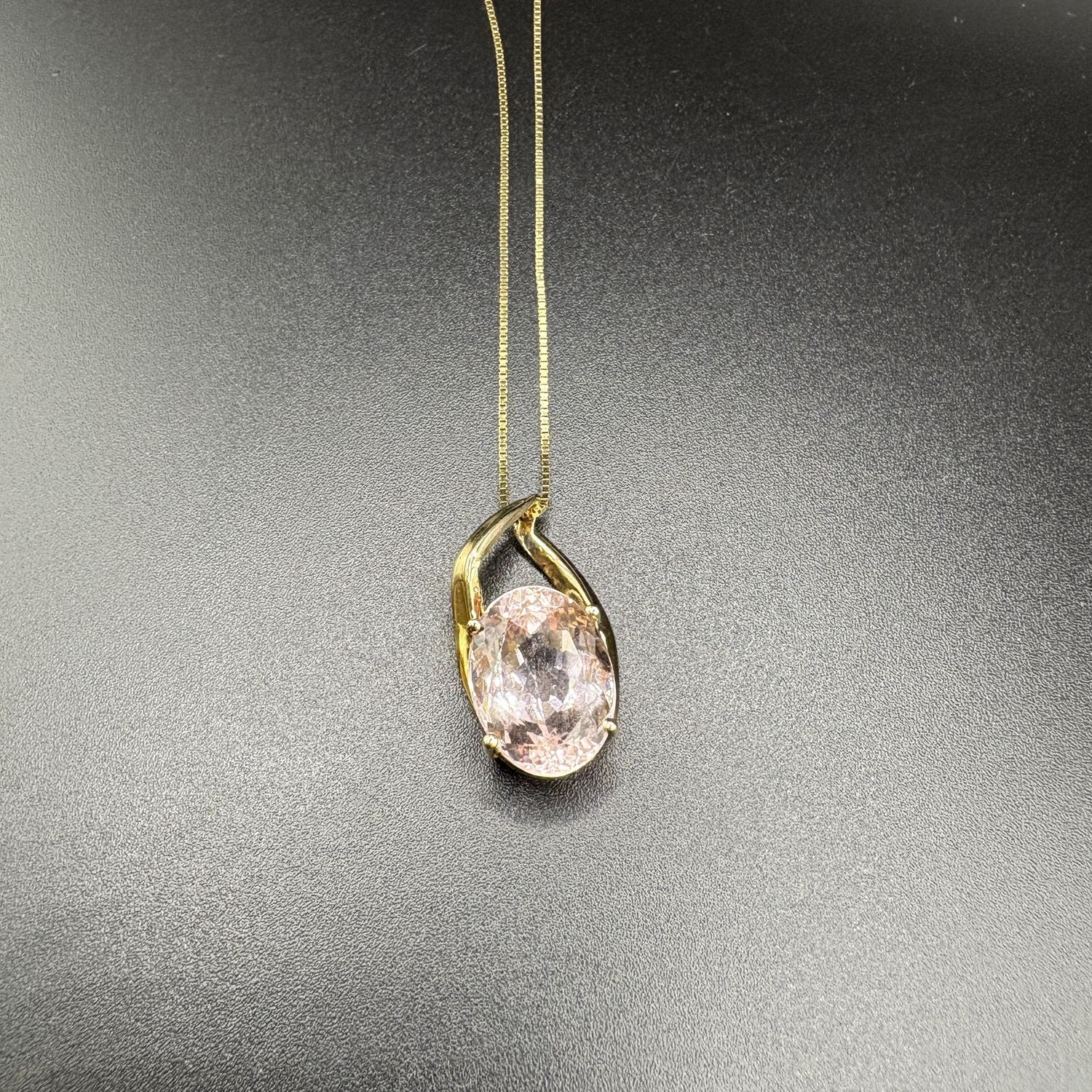 14K OVAL MORGANITE PENDANT AND 20&quot; CHAIN