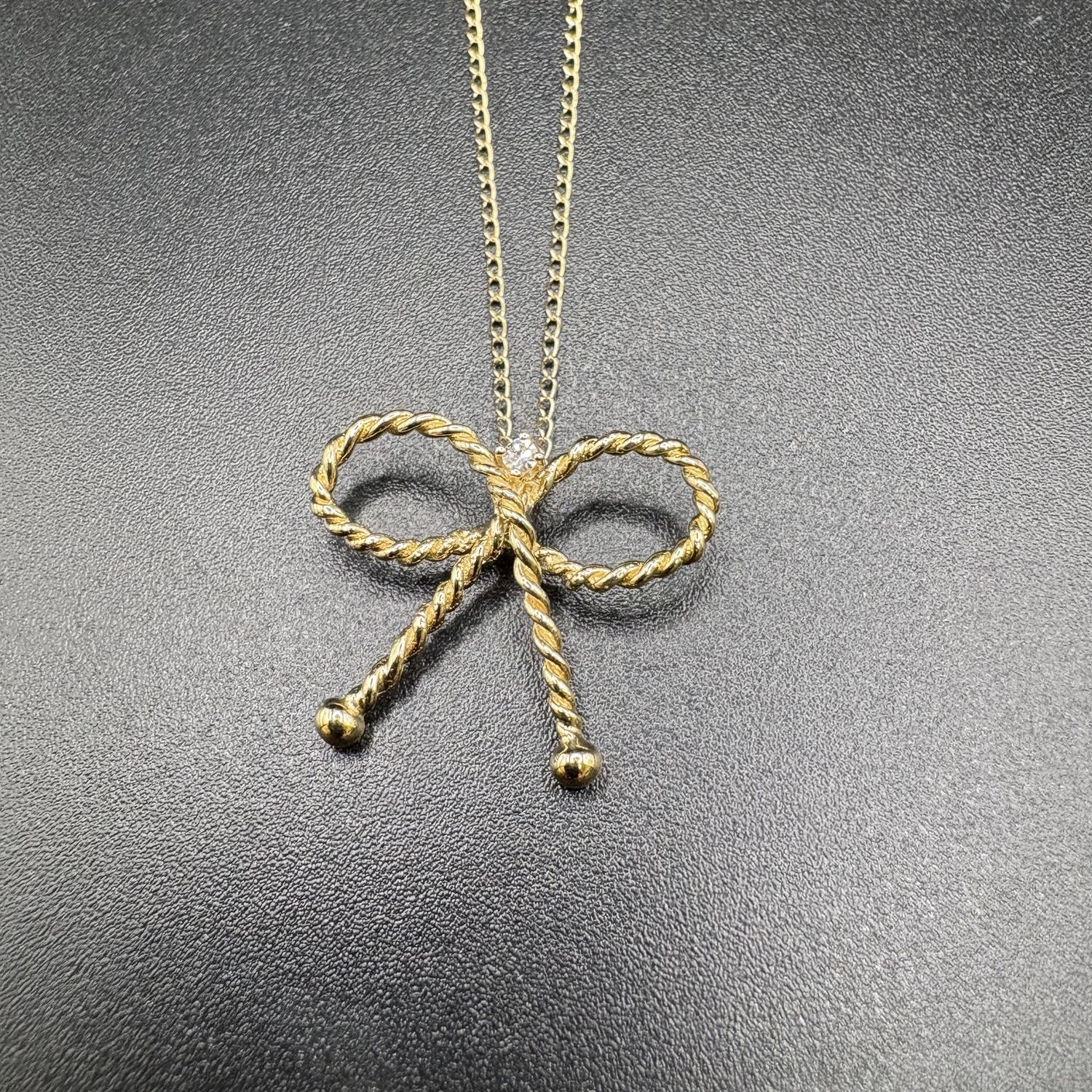 14K ROPE BOW PENDANT ON ROLO CHAIN 18&quot;