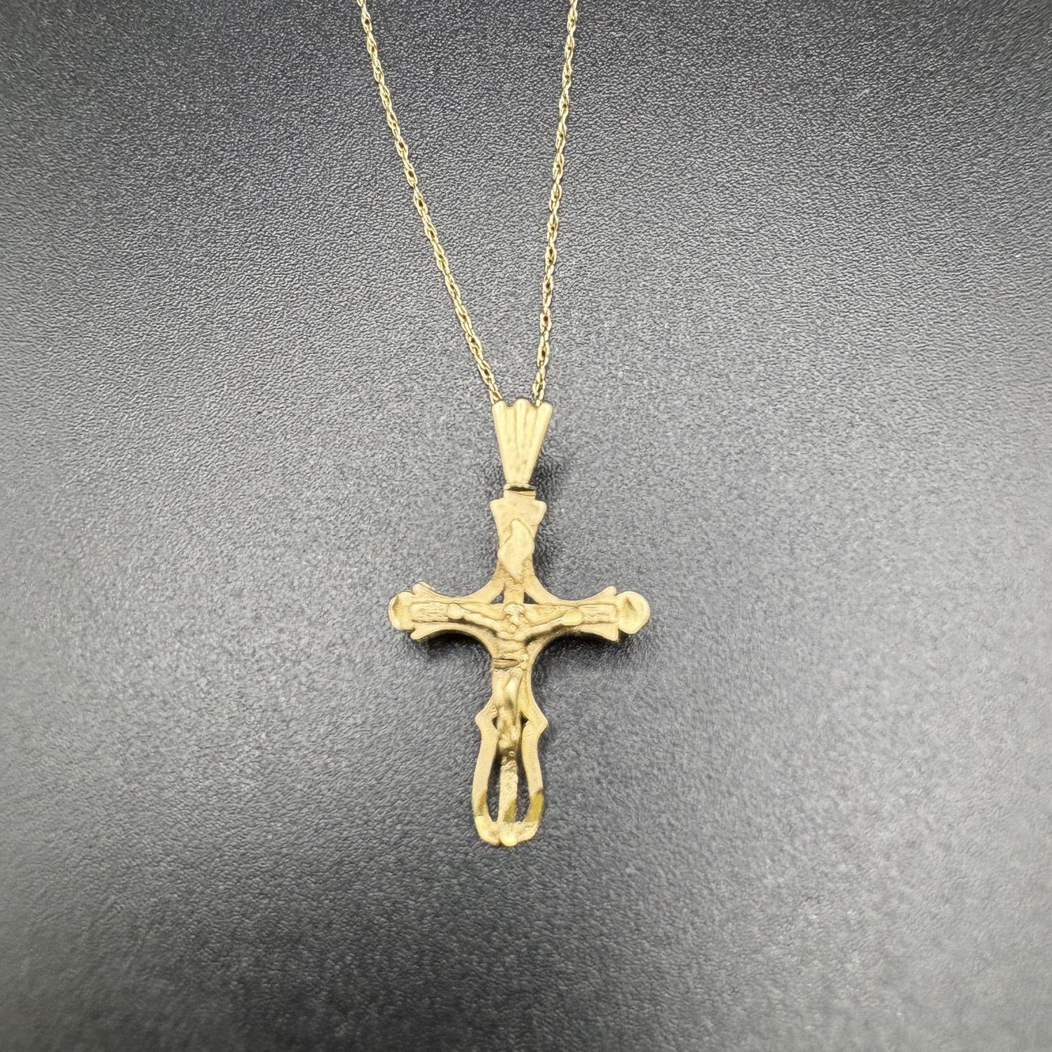 14K CRUCIFIX PENDANT ON 19&quot; CHAIN