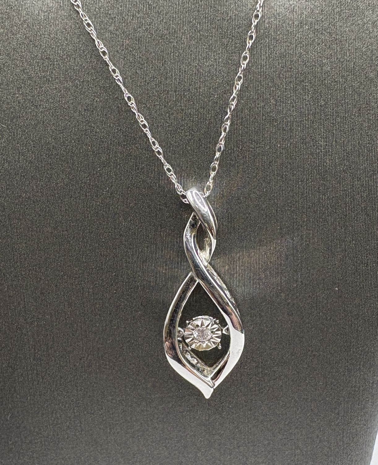 10K DANCING DIAMOND PENDANT AND CHAIN18"