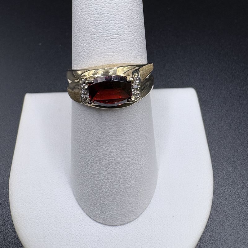 10K GARNET AND DIAMOND RING SIZE 7.5