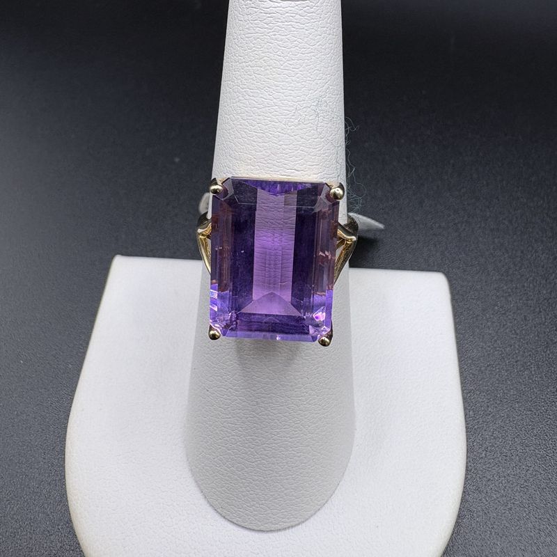 10K EMERALD CUT AMETHYST RING SIZE 7