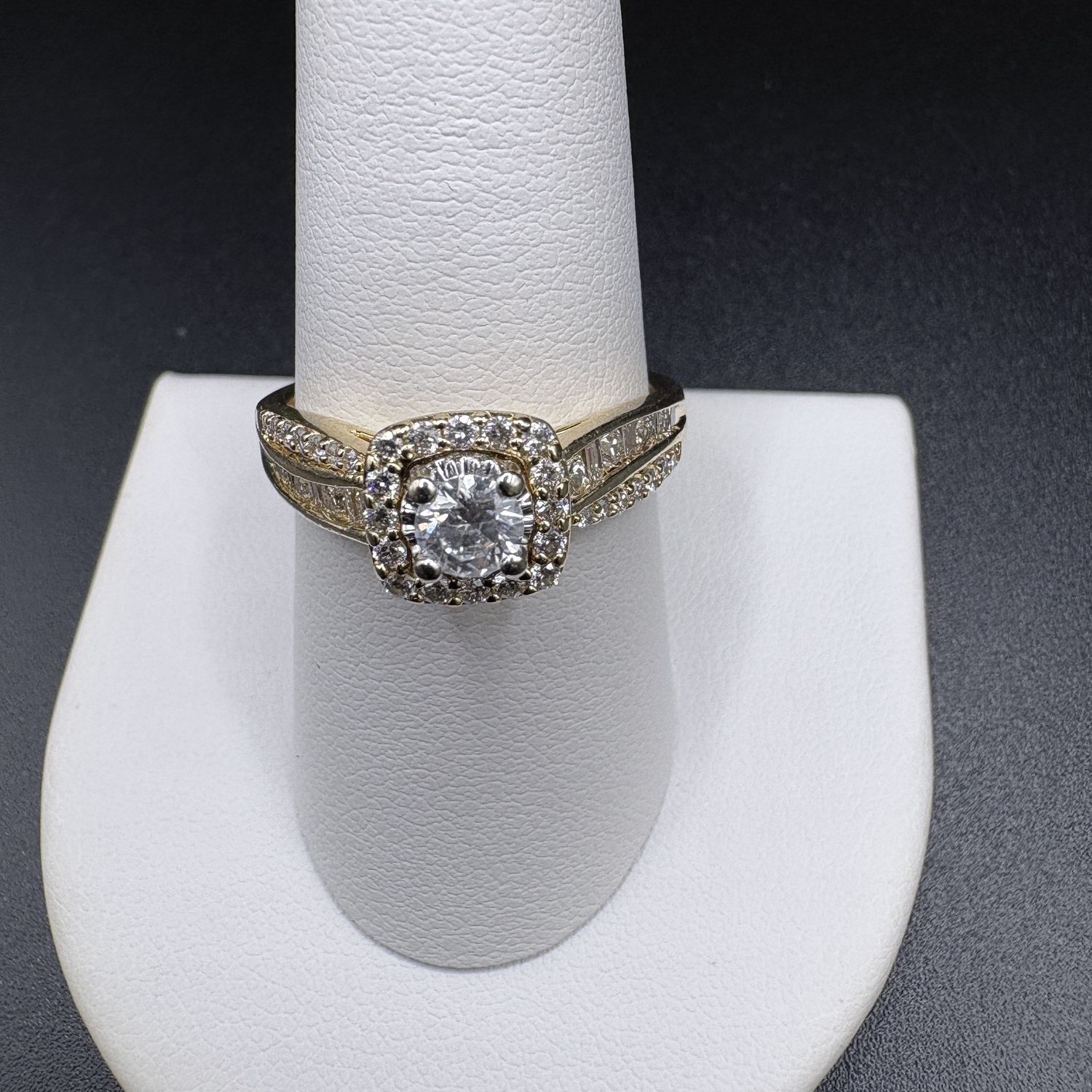 14KY 1 CTW NATURAL DIAMOND ENGAGEMENT RING- ROUND, HALO, BAGUETTE TWISTED BAND DESIGN, SIZE 9, 4.43G