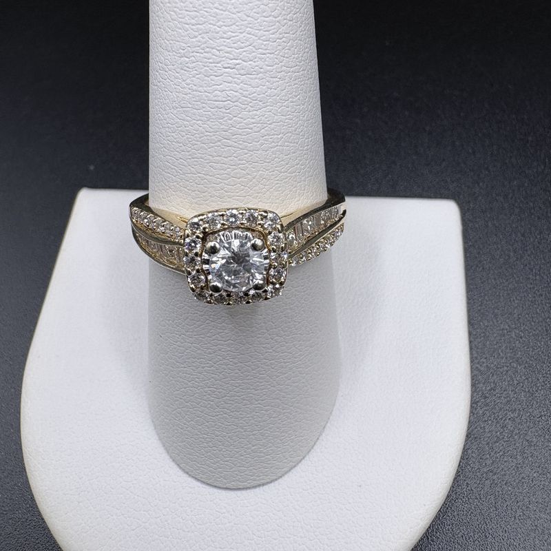 14KY 1 CTW NATURAL DIAMOND ENGAGEMENT RING- ROUND, HALO, BAGUETTE TWISTED BAND DESIGN, SIZE 9, 4.43G