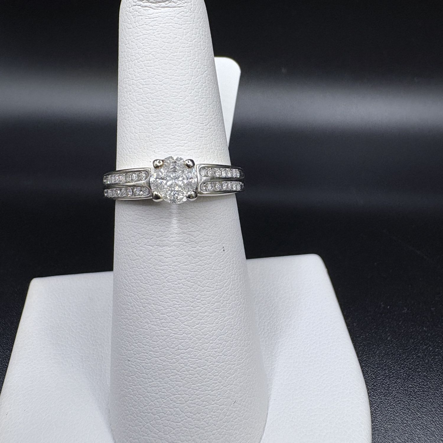 10K APROX 0.50CT NATURAL DIAMOND CLUSTER RG