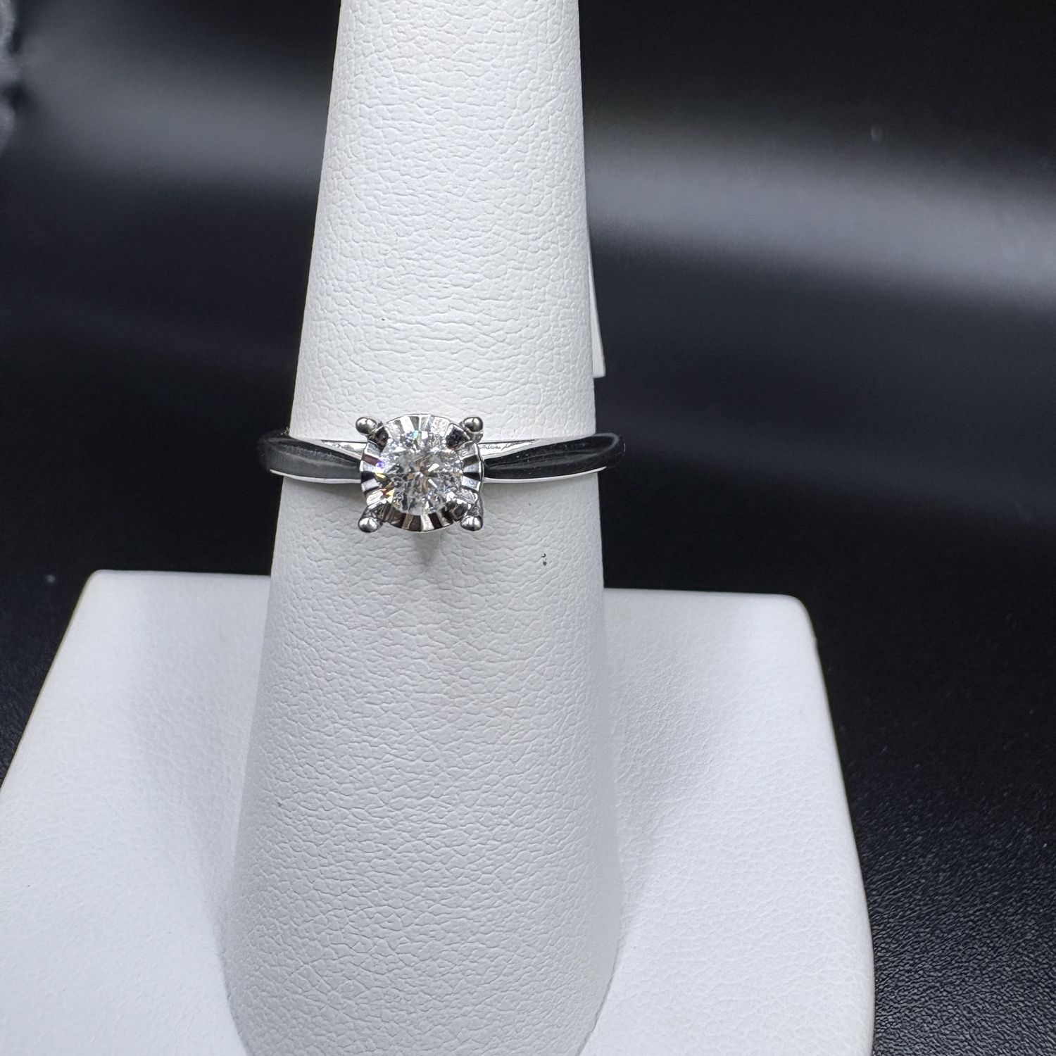 10K APROX 0.25CT NATURAL DIAMOND RING, SIZE 7, 2.3G