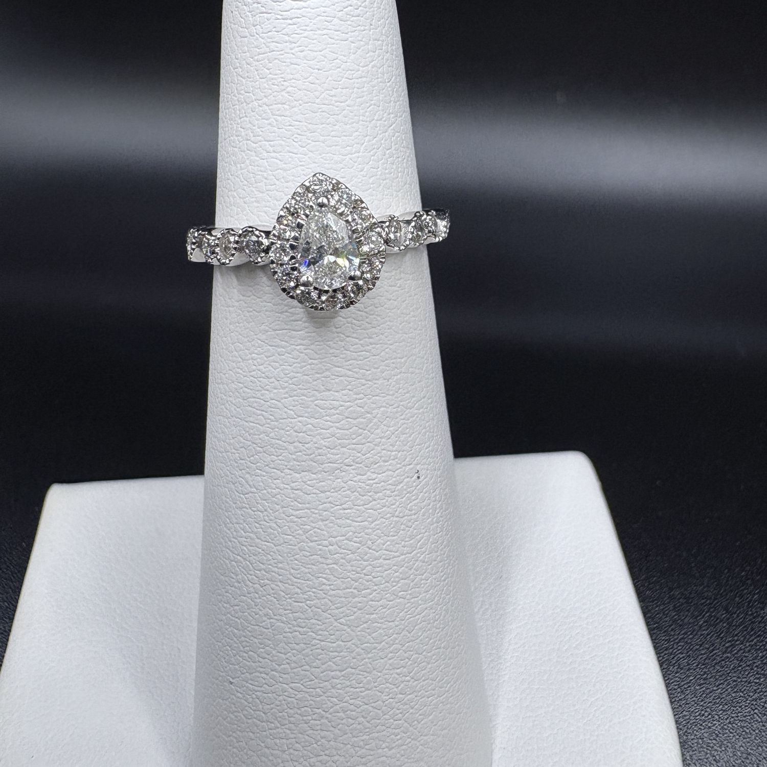 10K PEAR HALO With 8 round diamonds, aprox 0.50ct,  2.55G
