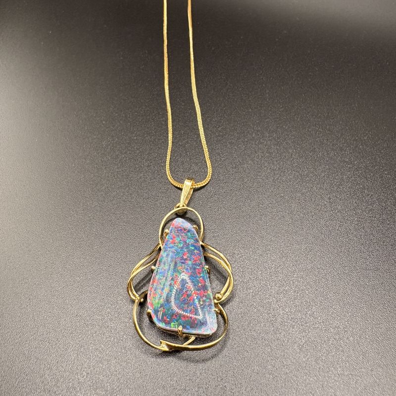 18K  FREEFORM BLACK OPAL DOUBLET PENDANT, WHEAT CHAIN 19 INCHES, 9.59G