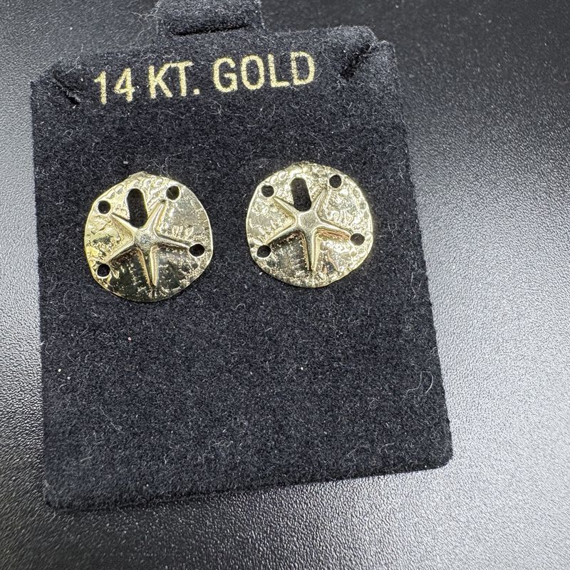 14K SAND DOLLAR STUD EARRING