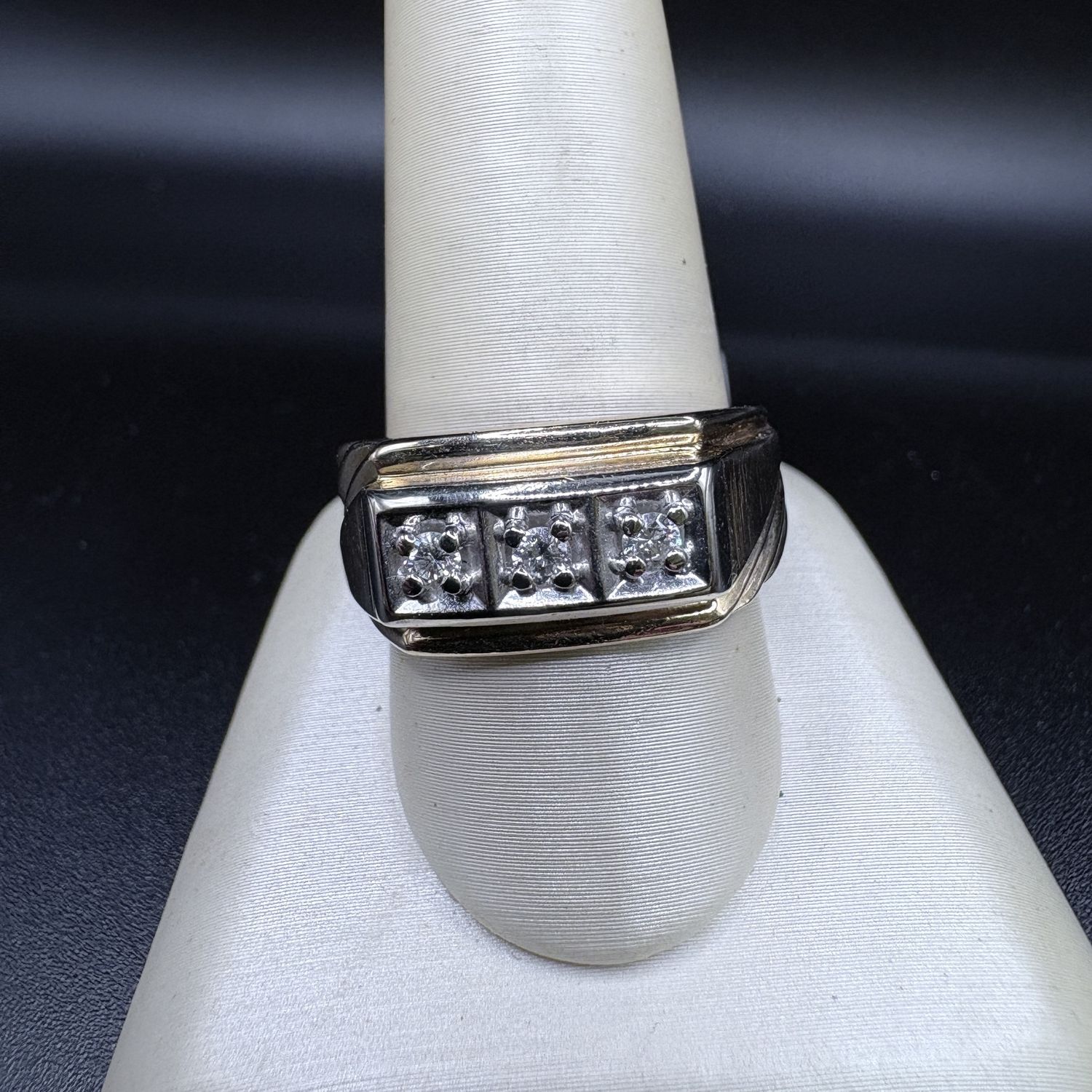 10K  MENS 3 NATURAL DIAMOND RING, SIZE 10, 6.57G