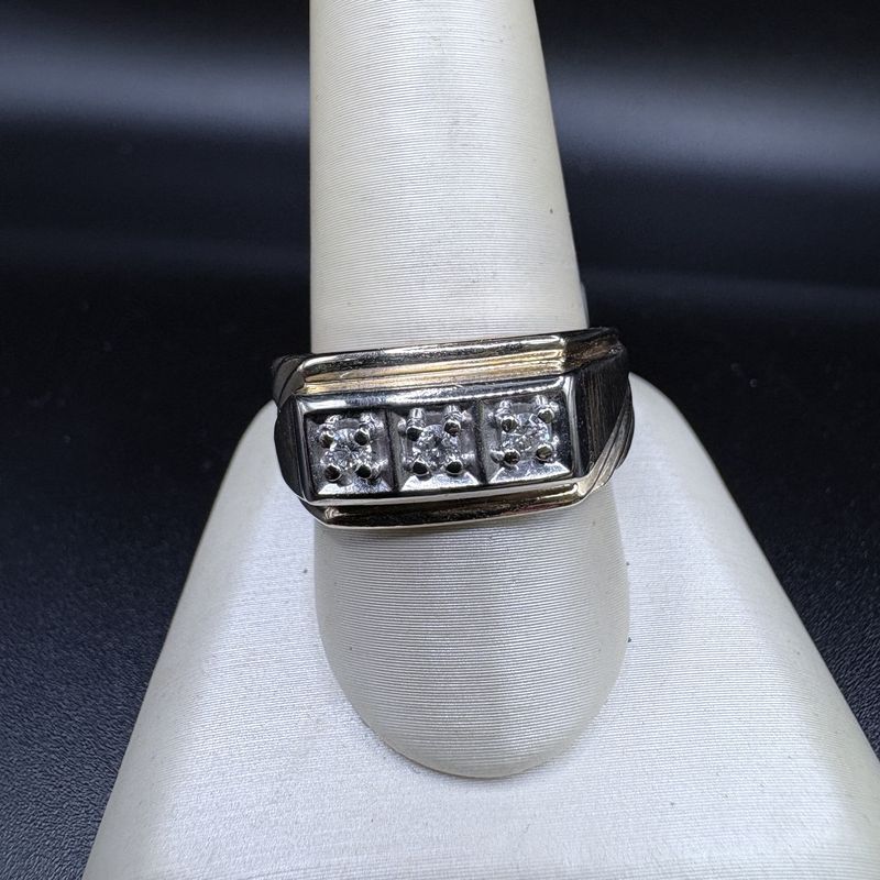 10K  MENS 3 NATURAL DIAMOND RING, SIZE 10, 6.57G