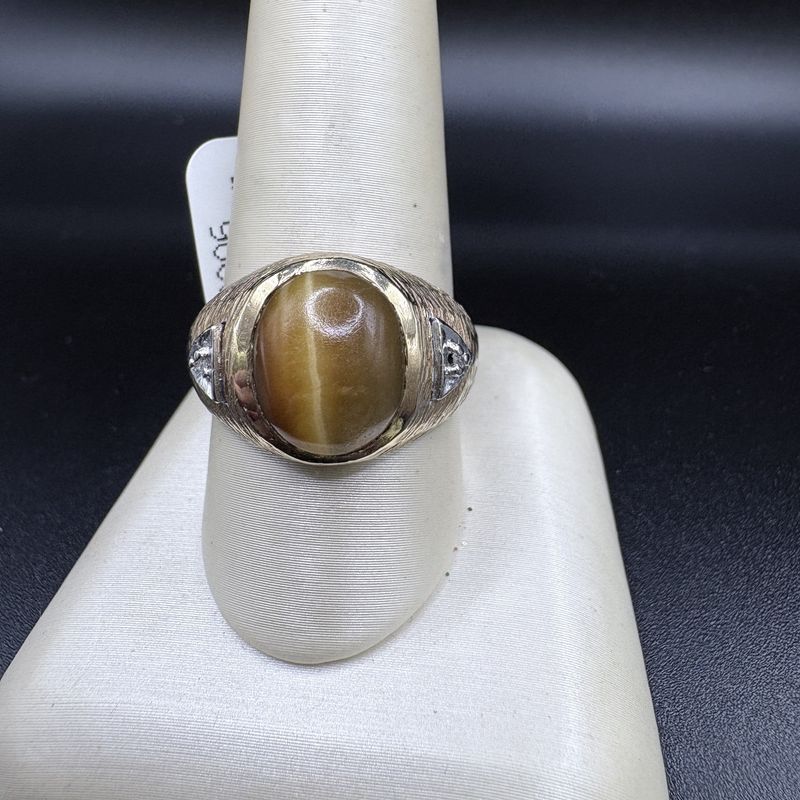 10k TIGER&#39;S EYE CABOCHON, WITH DIAMOND ACCENTS,  SIZE 11, 6.4G