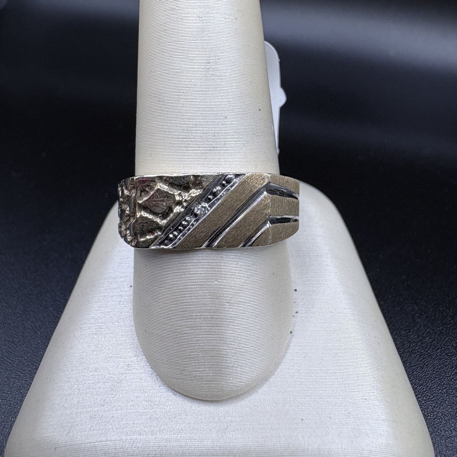 10K MENS NUGGET RING, ACCENT DIAMOND, SIZE 9.5, 3.6G
