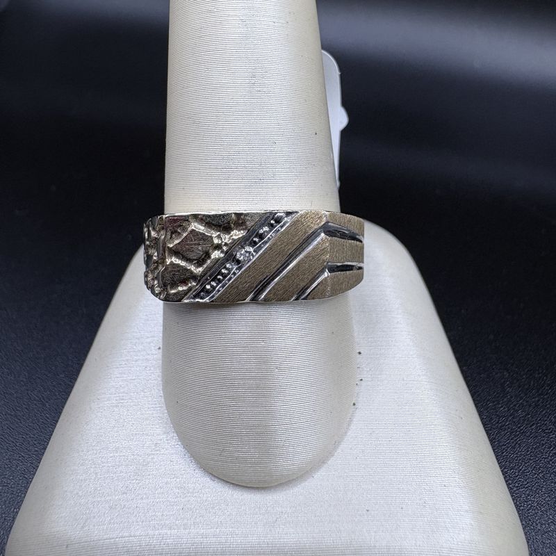 10K MENS NUGGET RING, ACCENT DIAMOND, SIZE 9.5, 3.6G