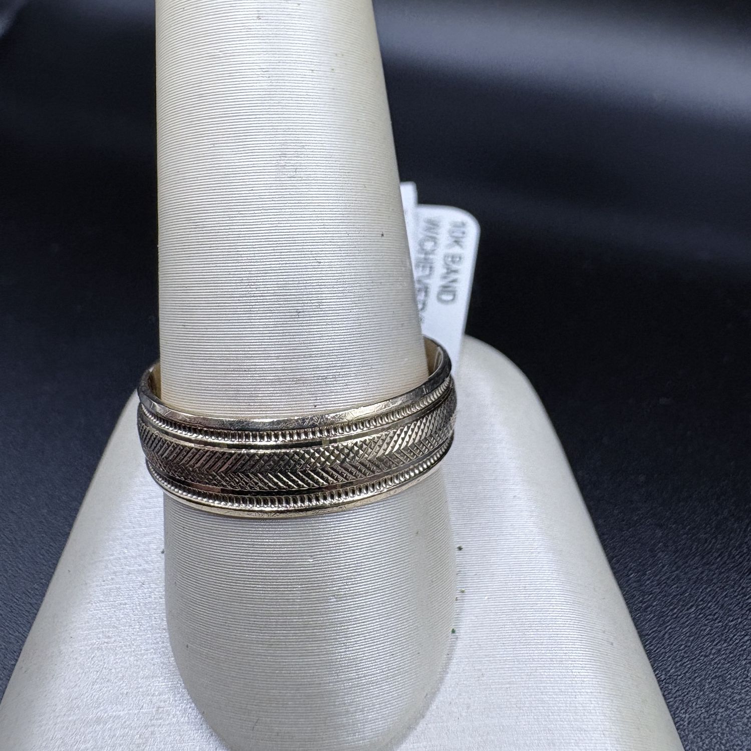 10K BAND W/CHEVERON ETCHING RING, SIZE 9.5, 4.1G