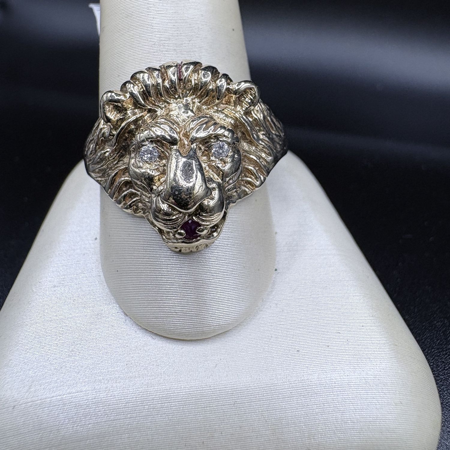 10K MEN'S RING WITH LION HEAD NATURAL DIAMOND EYES, RUBY MOUTH, RING SIZE 11, 5.8G